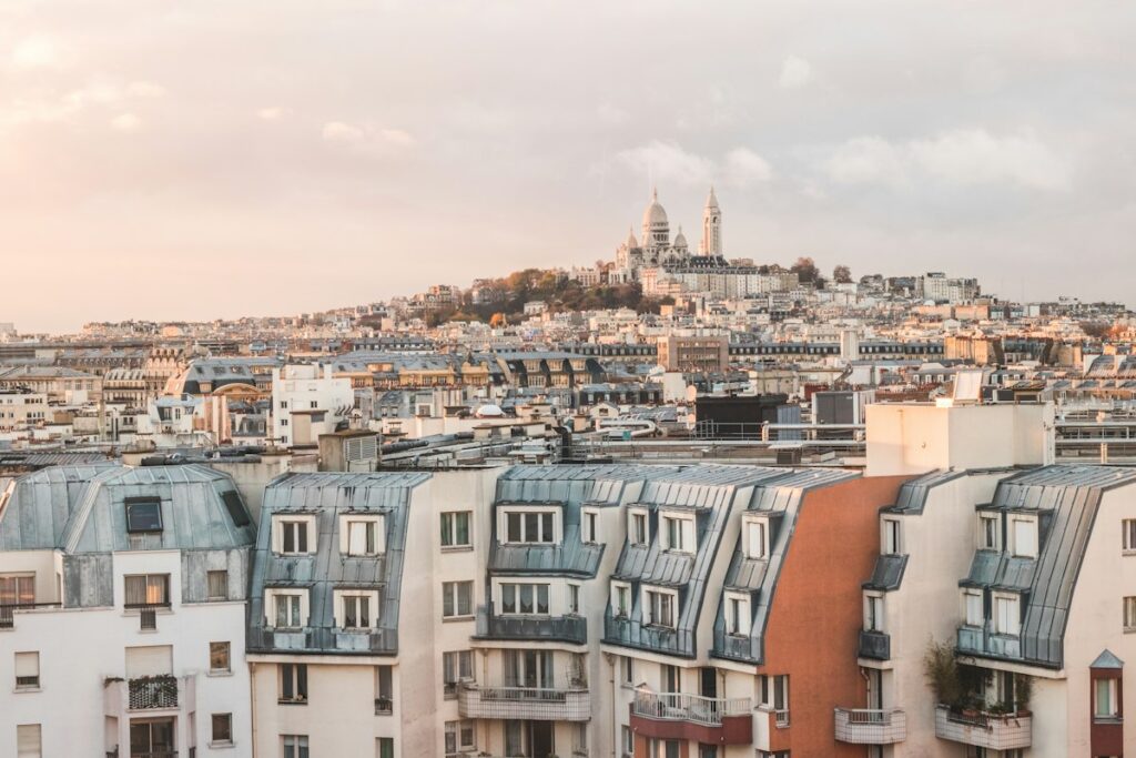 Vue sur les toits de Paris et le Sacré-Cœur
