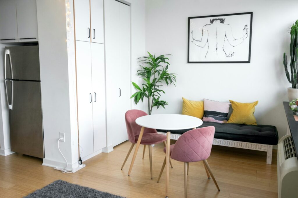 Séjour lumineux avec table et chaises