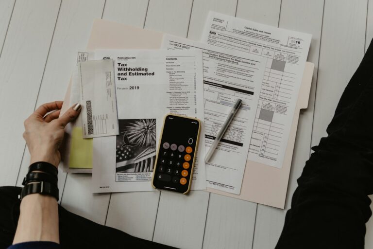 Formulaires, calculatrice et stylo sur un bureau
