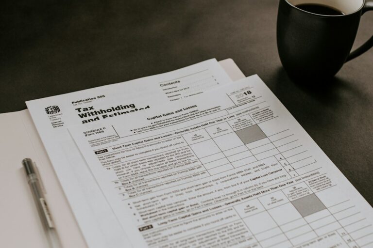 Formulaire et stylo à côté d’une tasse de café