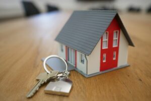 Maquette de maison et clés posées sur une table