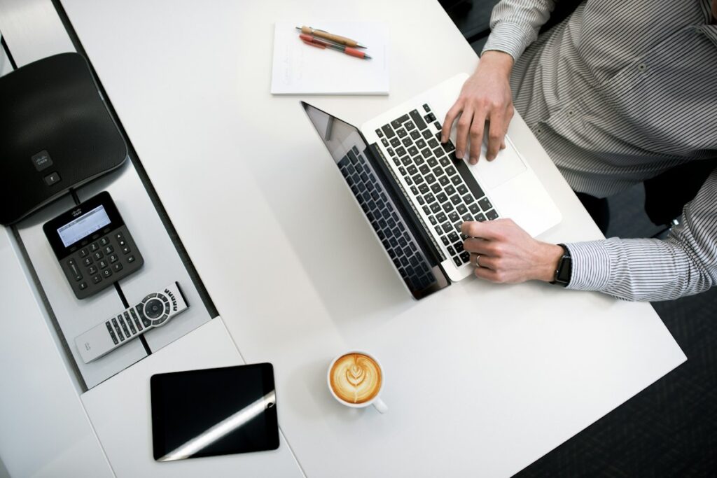 Bureau avec ordinateur portable, tablette et café vu de dessus