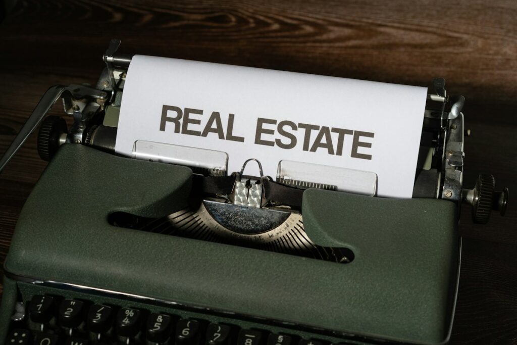Machine à écrire avec une feuille « Real Estate »