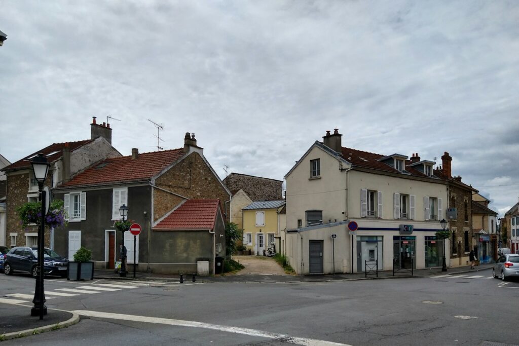 Rue d’une ville de banlieue avec maisons anciennes