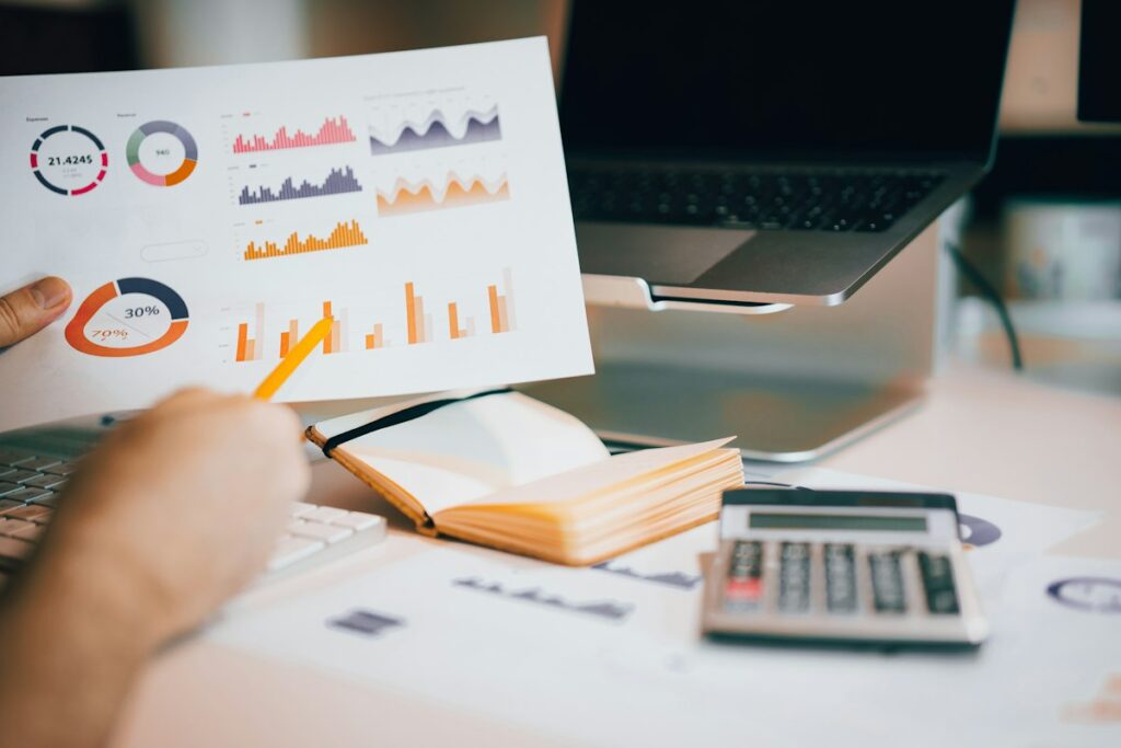 Graphiques, calculatrice et carnet sur un bureau