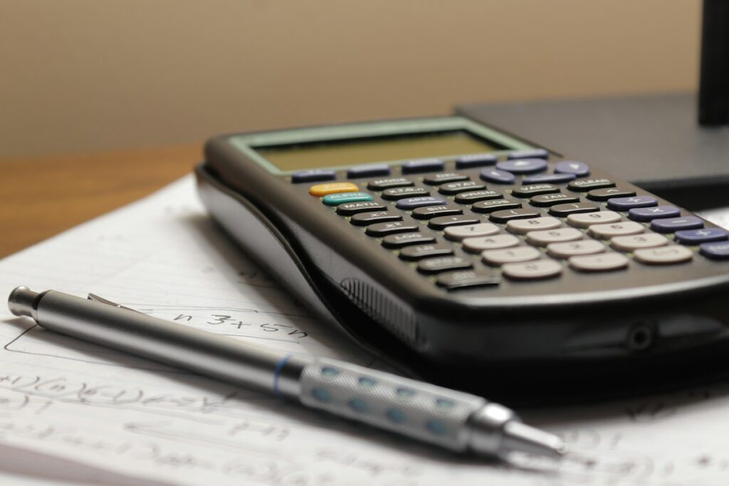 Calculatrice et stylo sur une feuille
