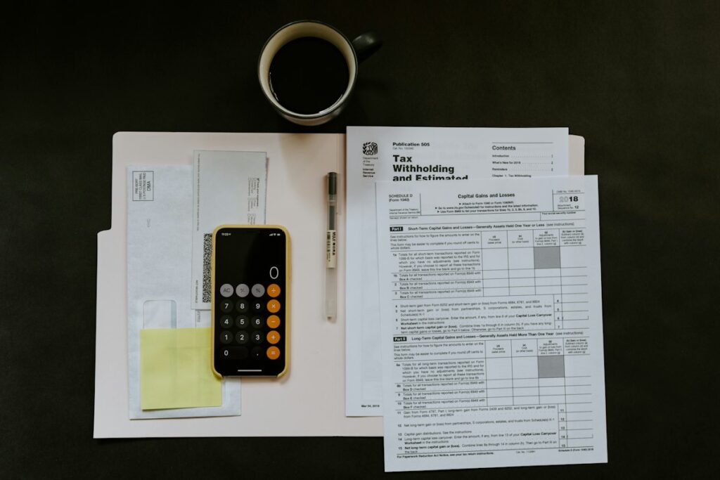 Formulaires, calculatrice et café sur un bureau